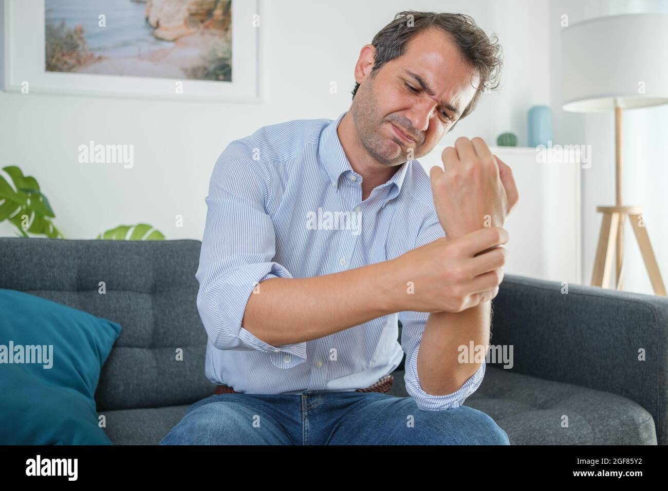 Wrist pain rheumatoid arthritis hires stock photography and images Alamy