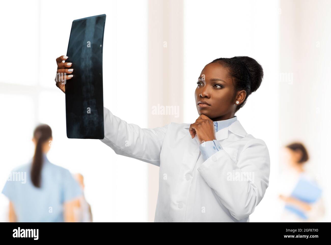 Black female doctor x ray hi-res stock photography and images - Alamy