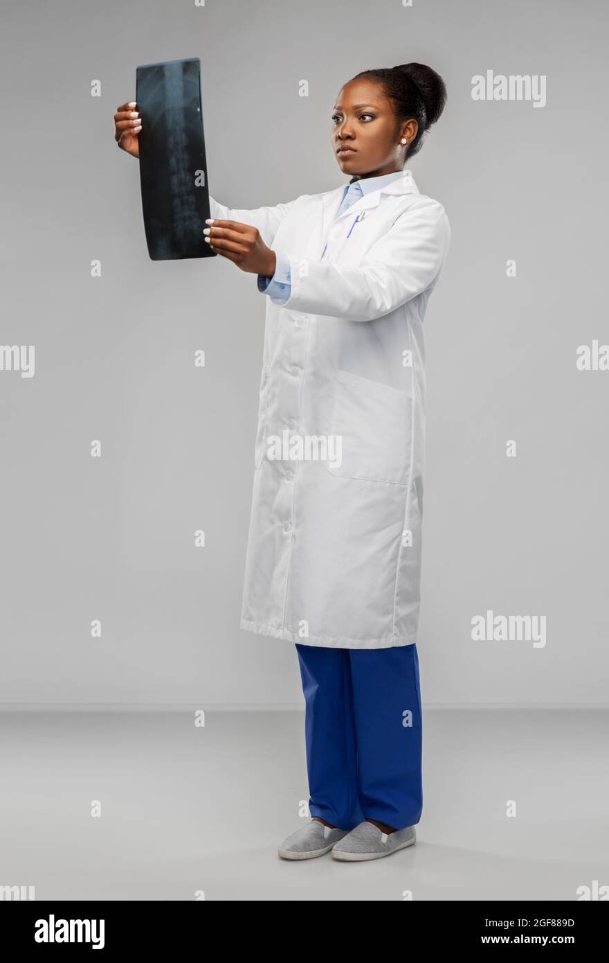 Black female doctor x ray hi-res stock photography and images - Alamy