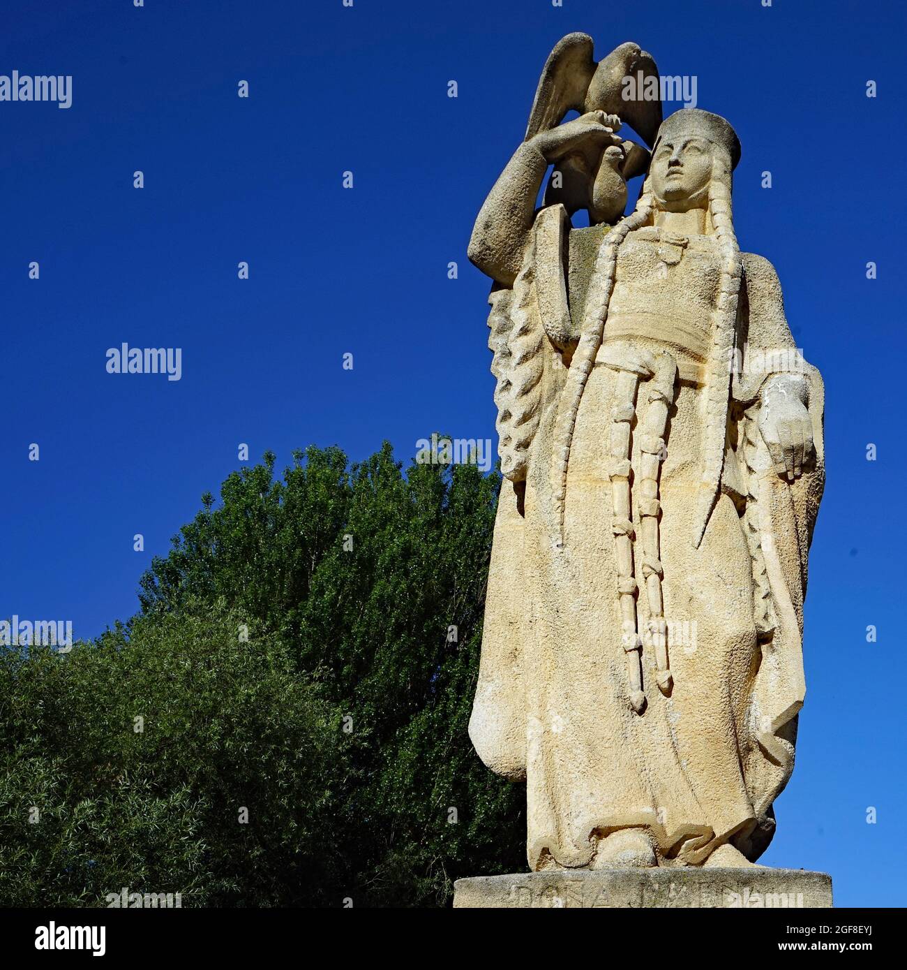 Statue on a bridge in Burgos, Dona , a queen that looks like Freyya with two doves, Dona Jimena Stock Photo