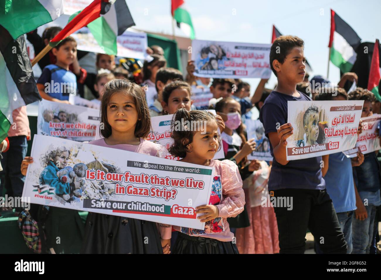 Gaza, Palestine. 24th Aug, 2021. Palestinian children hold banners during an event to send humanitarian messages to the world to end the siege of Gaza by Israel. (Photo by Ahmed Zakot/SOPA Images/Sipa USA) Credit: Sipa USA/Alamy Live News Stock Photo