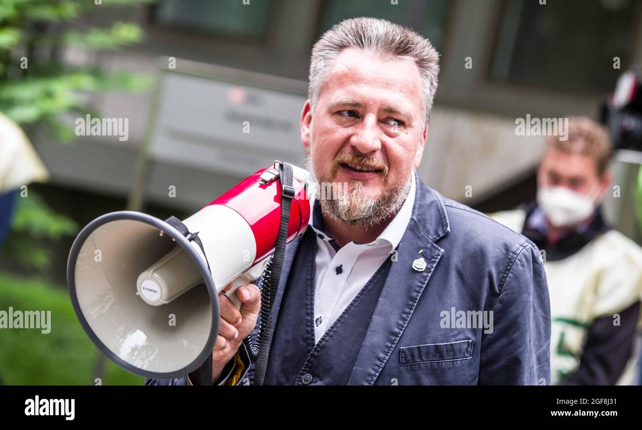 Munich, Bavaria, Germany. 24th Aug, 2021. NORBERT QUITTER 1. Stellvertretender GDL Bundesvorsitzender. Now several days into a Deutsche Bahn train conductor (Lokfuehrer) strike, the GDL union organized a strike rally at the Deutsche Bahn offices near the Donnersbergerbruecke in Munich. Approximately 250 participants arrived with speakers citing a breakdown of communications and a lack of movement in talks. (Credit Image: © Sachelle Babbar/ZUMA Press Wire) Stock Photo