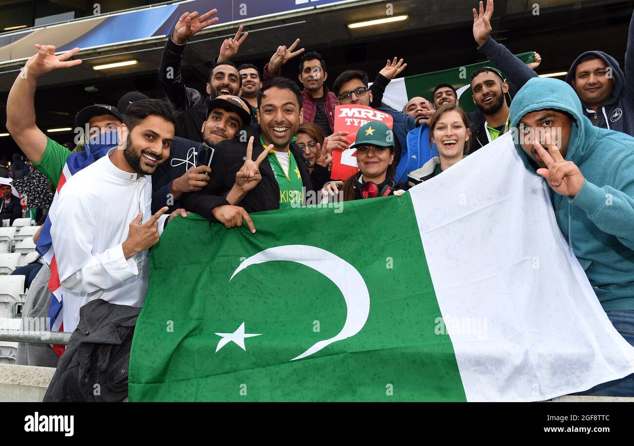 Pakistan cricket fans hires stock photography and images Alamy