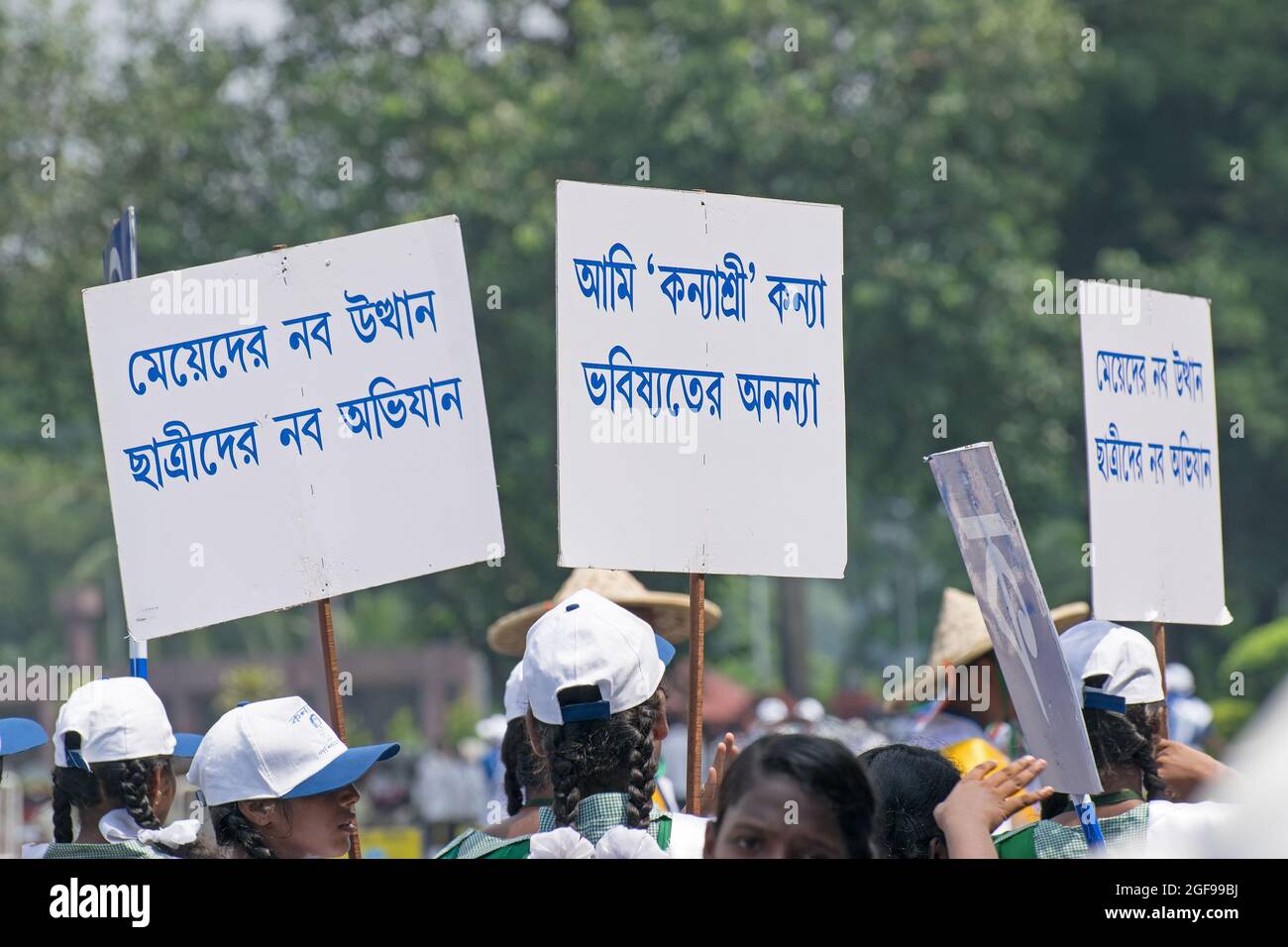 KOLKATA, WEST BENGAL / INDIA - AUGUST 15TH, 2016 : Young girls carrying placards about 'Kanyashree' scheme of West Bengal Government which empowers gi Stock Photo