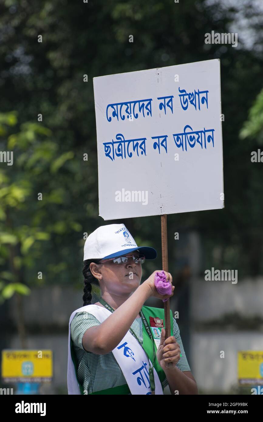 KOLKATA, WEST BENGAL / INDIA - AUGUST 15TH, 2016 : Young girl carrying placard about 'Kanyashree' scheme of West Bengal Government which empowers girl Stock Photo