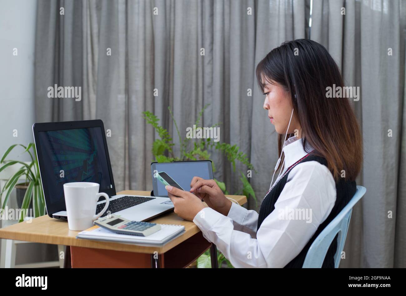Beautiful young Asian woman working in the office Stock Photo - Alamy