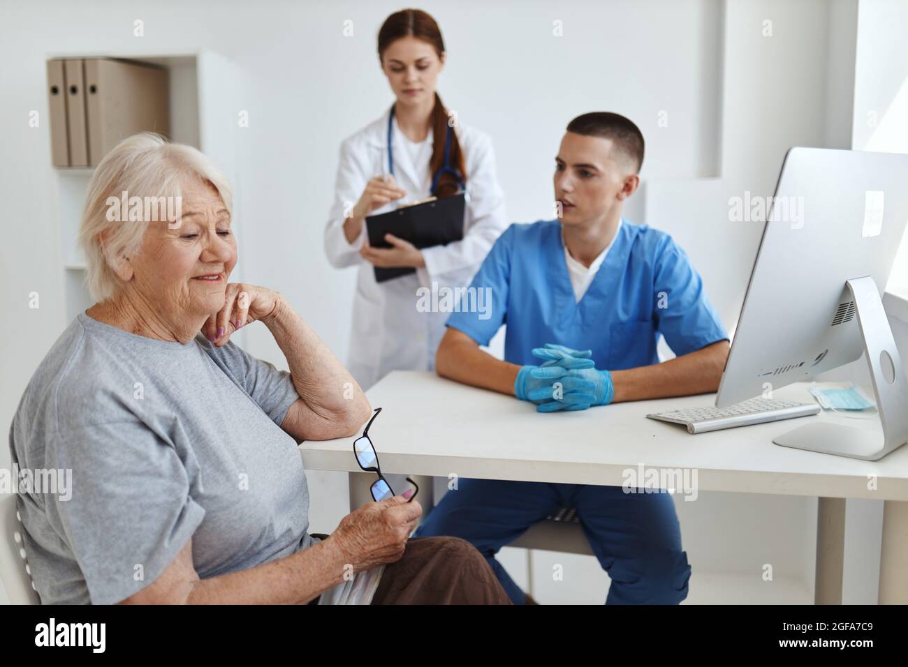 Old patient communicates doctor hi-res stock photography and images - Alamy