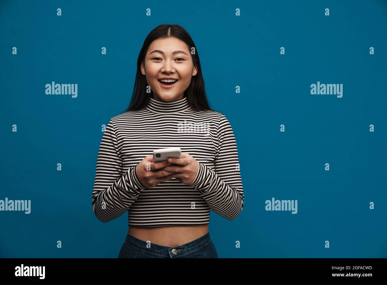 Teen girl using mobile phone hi-res stock photography and images - Alamy