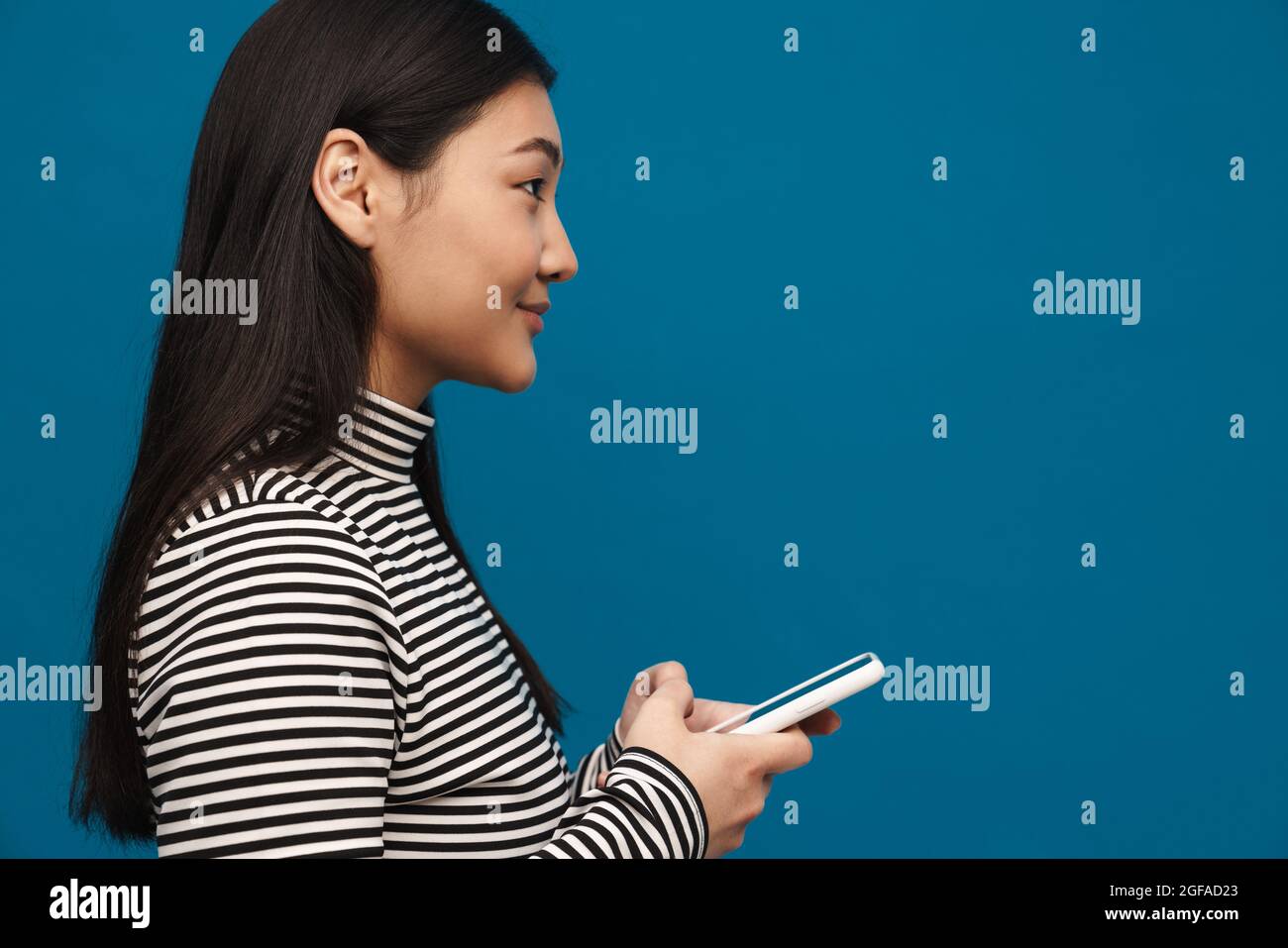 Teen girl using mobile phone hi-res stock photography and images - Alamy