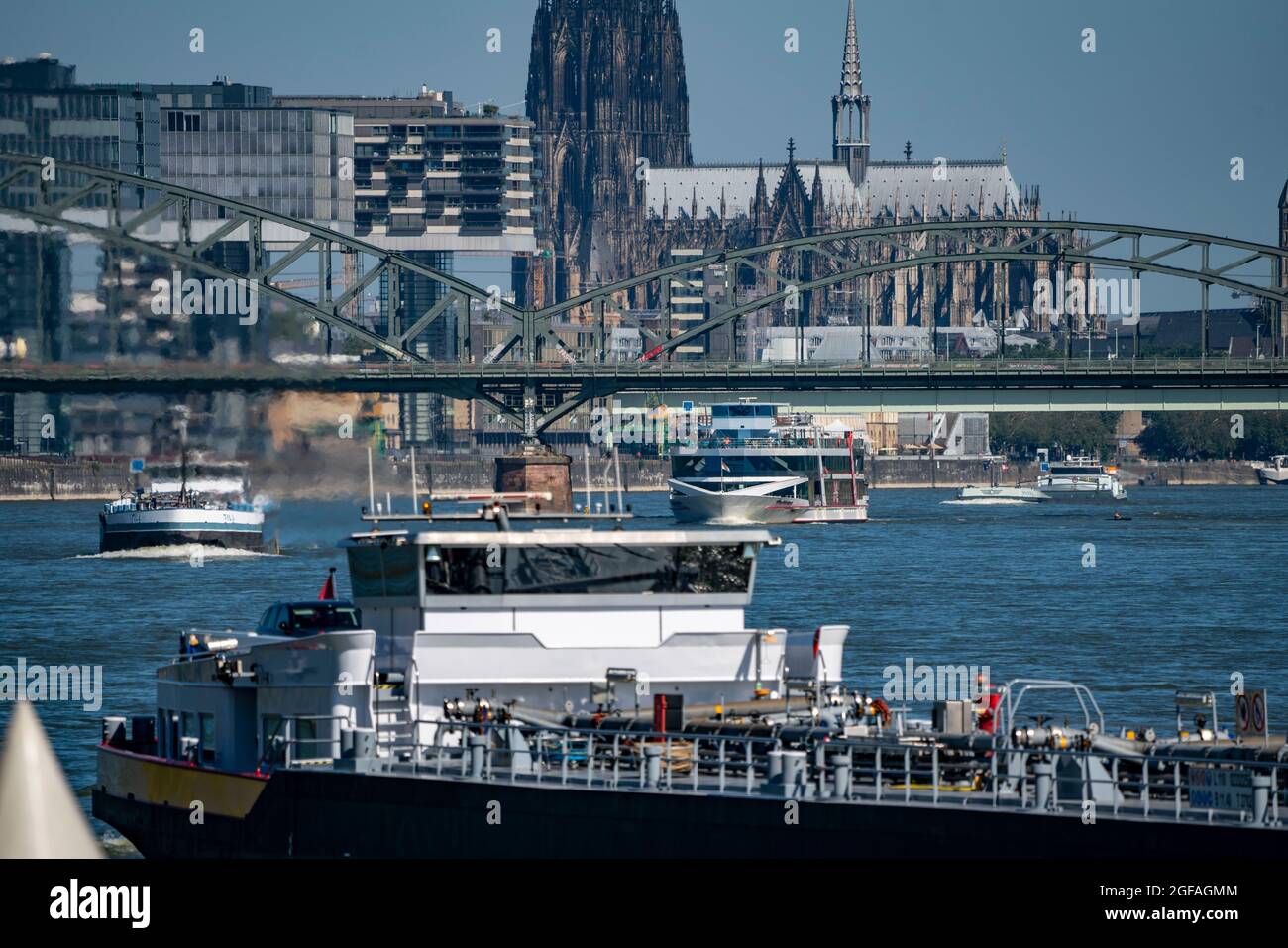 Crane buildings, at the customs port, Cologne South, residential and