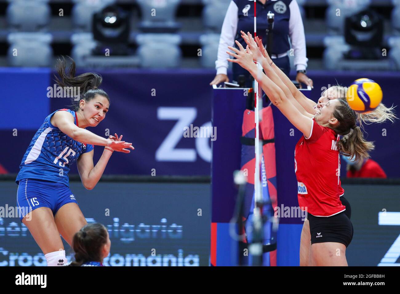 ZADAR, Aug. 25, 2021 (Xinhua) Karolina Fricova (L) of Slovakia