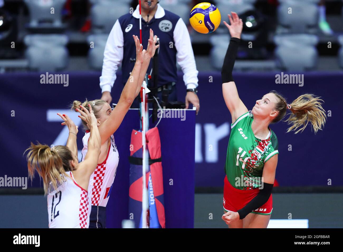 ZADAR, Aug. 25, 2021 (Xinhua) Zsofia Gyimes (R) of Hungary spikes