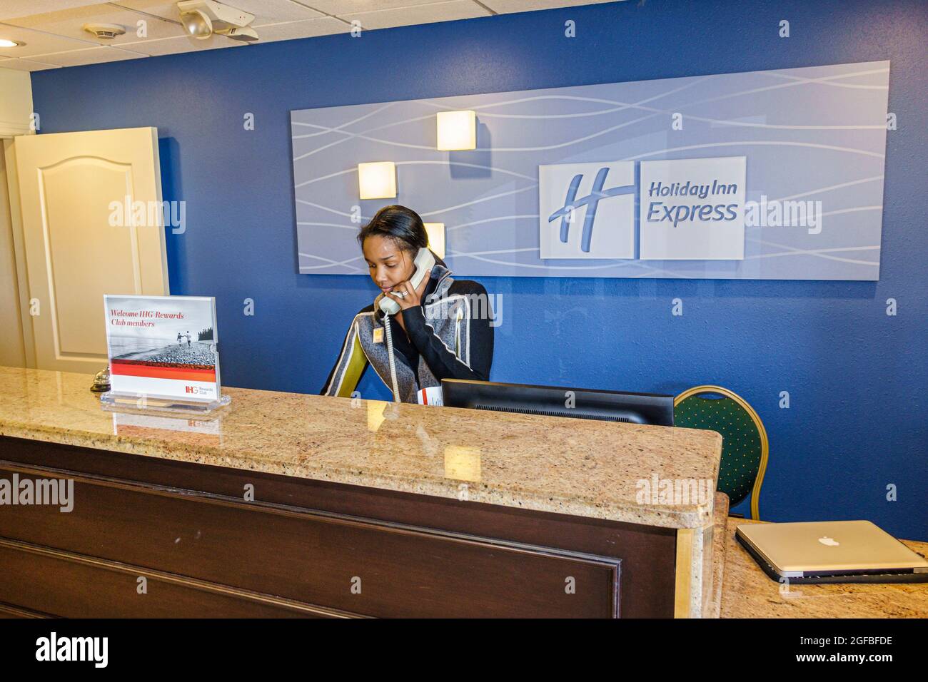 Florida Clermont Holiday Inn Express motel hotel lobby,front desk check in  reception reservations,Black woman female employee worker working staff  Stock Photo - Alamy