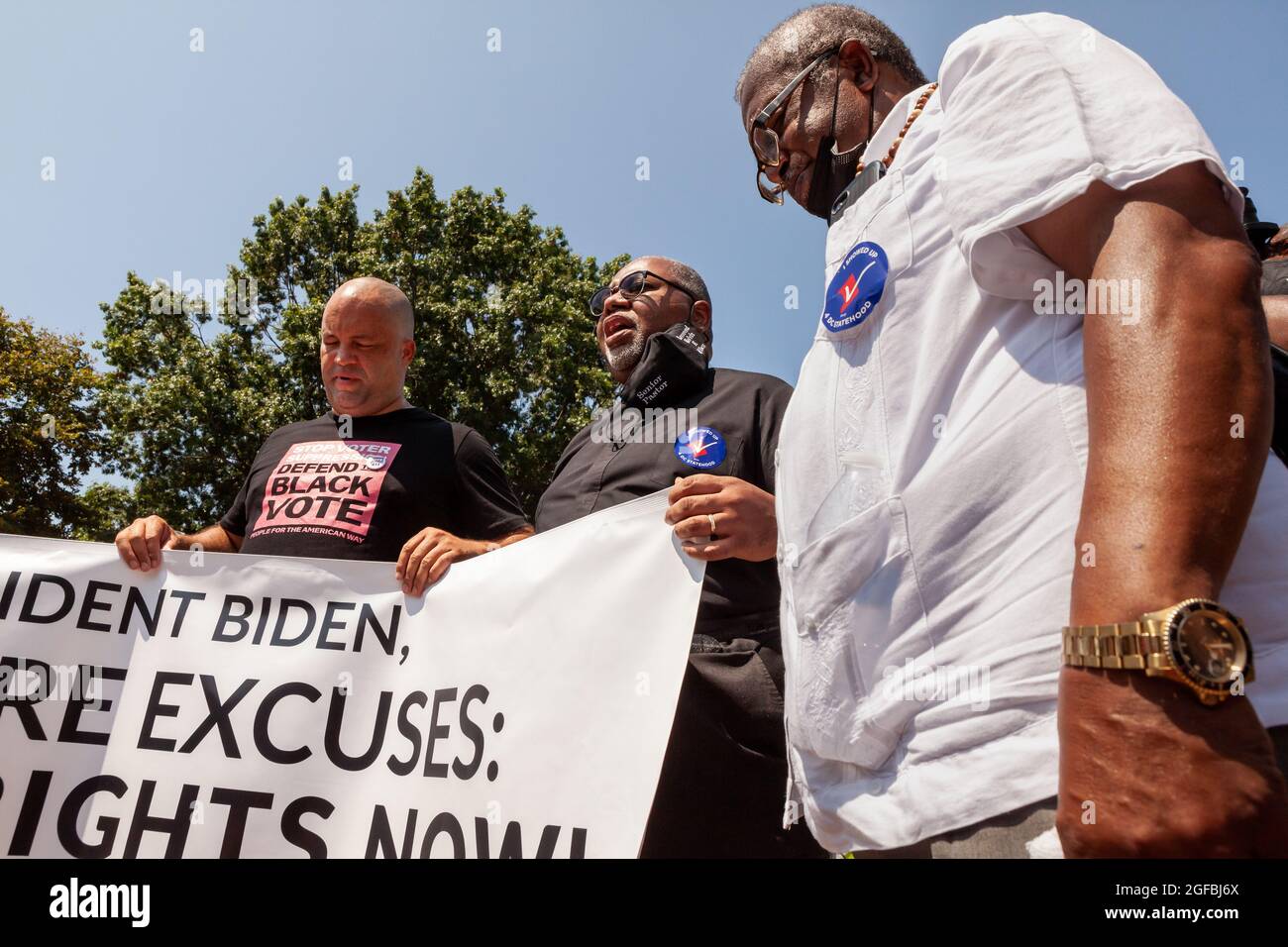 Washington, DC, USA, 24 August, 2021.  Pictured: Protesters join Rev. Melvin Wilson in prayer at the conclusion of a rally and civil disobedience action at the White House.  The League of Women Voters, People for the American Way, Black Voters Matter, and many other organizations hosted the rally to urge President Biden to protect voting rights after many states have passed laws to make voting more difficult for minorities.  Credit: Allison Bailey / Alamy Live News Stock Photo