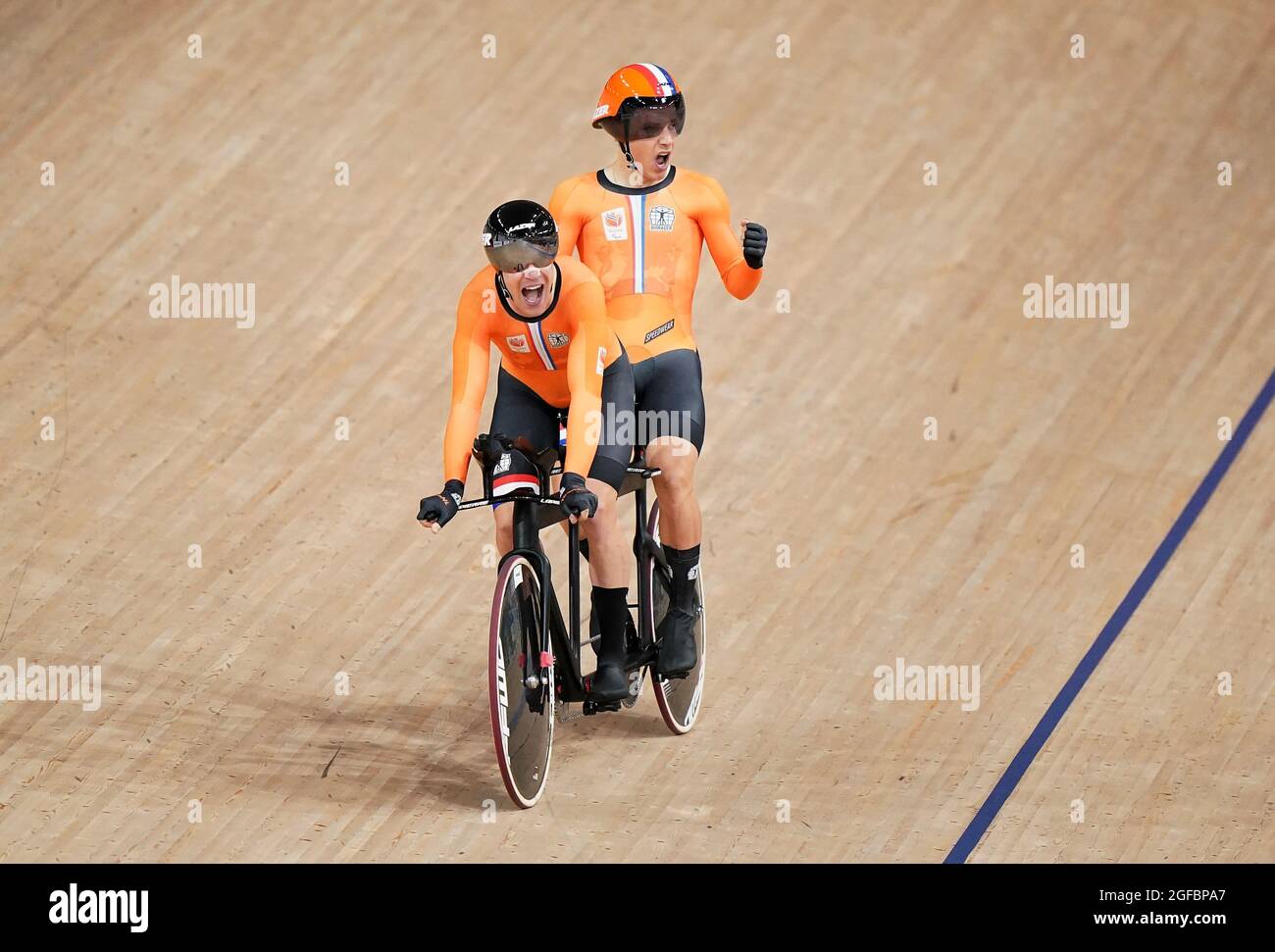 Netherland’s Tristan Bangma and pilot Patrick Bos in action in the Men's Class B 4000m Individual Pursuit qualifying during the Track Cycling at the Izu Velodrome on day one of the Tokyo 2020 Paralympic Games in Japan. Picture date: Wednesday August 25, 2021. Stock Photo