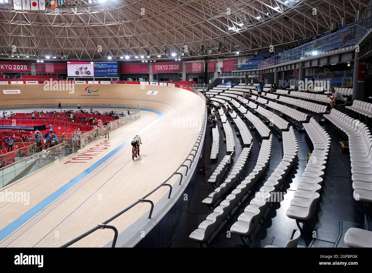 Spain’s Christian Venge Balboa and pilot Noel Martín Infante in action in the Men's Class B 4000m Individual Pursuit qualifying in front of empty stands during the Track Cycling at the Izu Velodrome on day one of the Tokyo 2020 Paralympic Games in Japan. Picture date: Wednesday August 25, 2021. Stock Photo