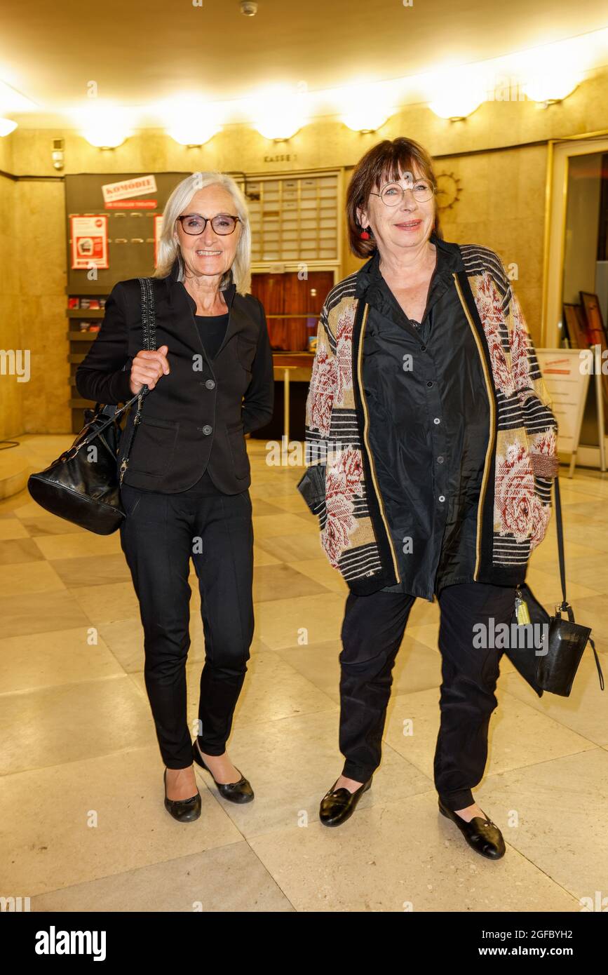 Berlin, Germany. 24th Aug, 2021. Eleonore Weisgerber (l) and Monika Hansen arrive at the premiere of the play Familie Flöz - FESTE at the Komödie am Kurfürstendamm at the Schiller Theater. Credit: Gerald Matzka/dpa/Alamy Live News Stock Photo