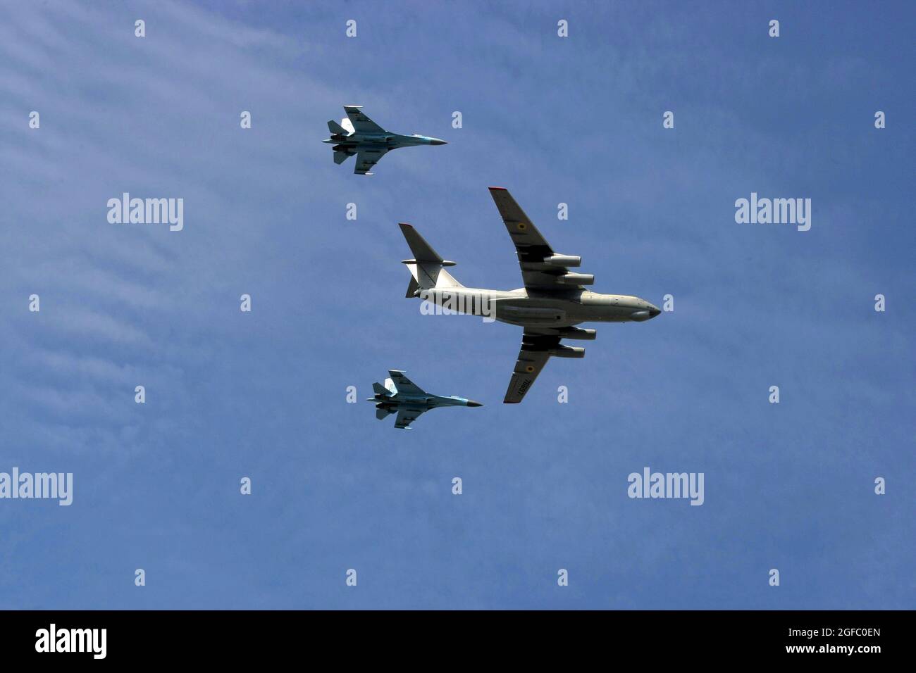 Non Exclusive: KYIV, UKRAINE - AUGUST 24, 2021 - The Ilyushin Il-76 airlifter and two Sukhoi Su-27 jet fighters fly over Khreshchatyk Street during th Stock Photo