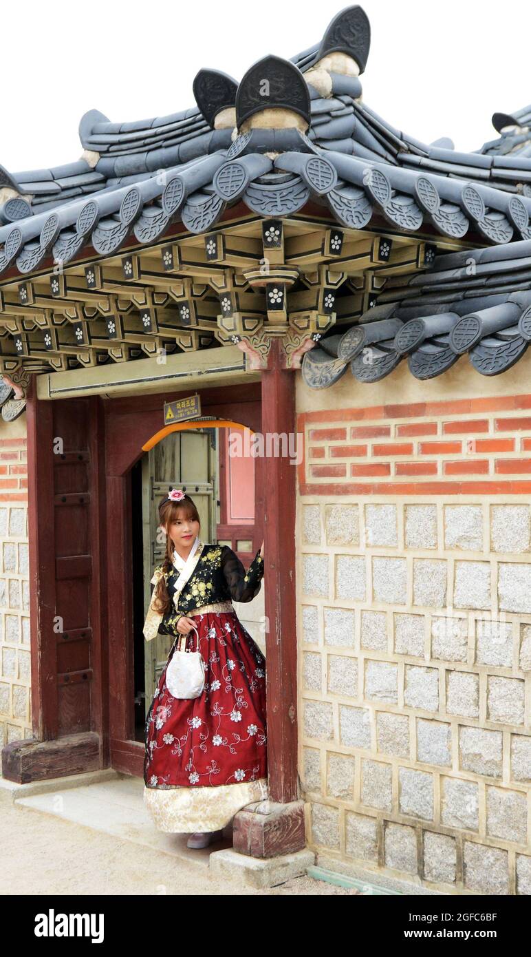 An Asian woman dressed in a traditional Korean costume at the Gyeongbokgung palace in Seoul, South Korea. Stock Photo