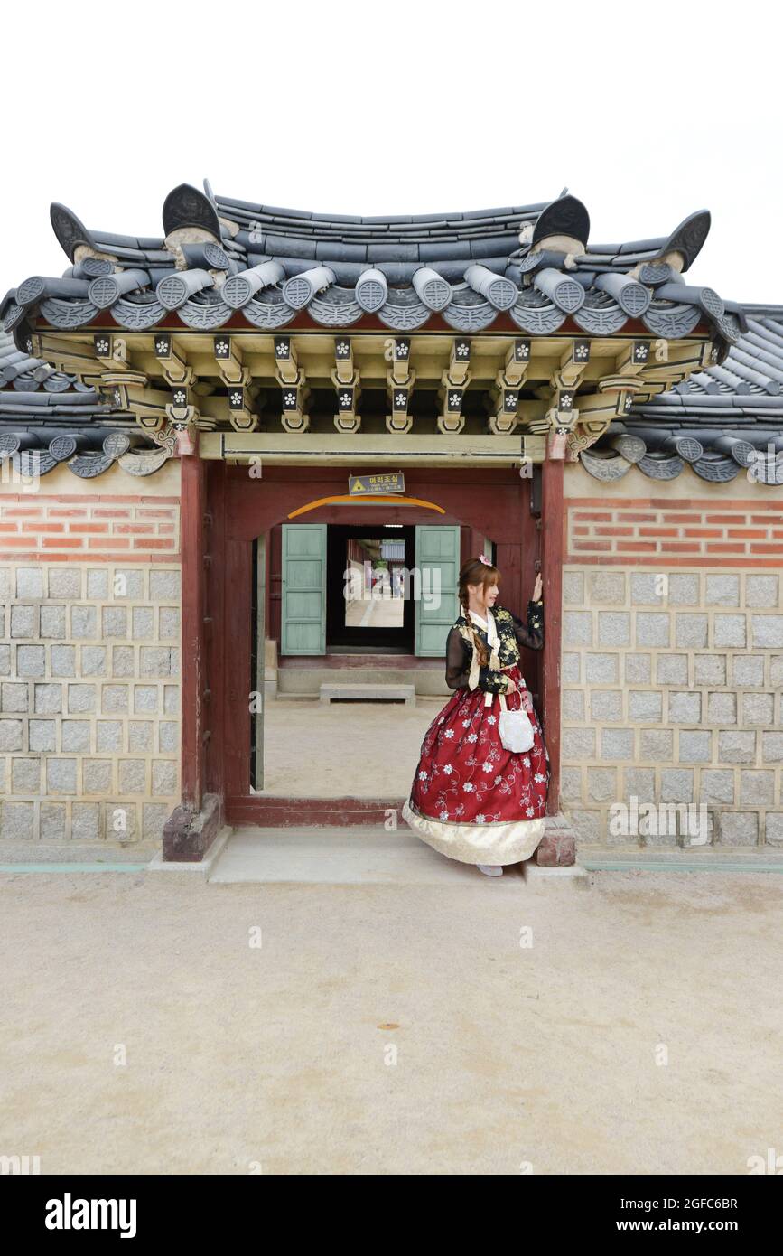 An Asian woman dressed in a traditional Korean costume at the Gyeongbokgung palace in Seoul, South Korea. Stock Photo