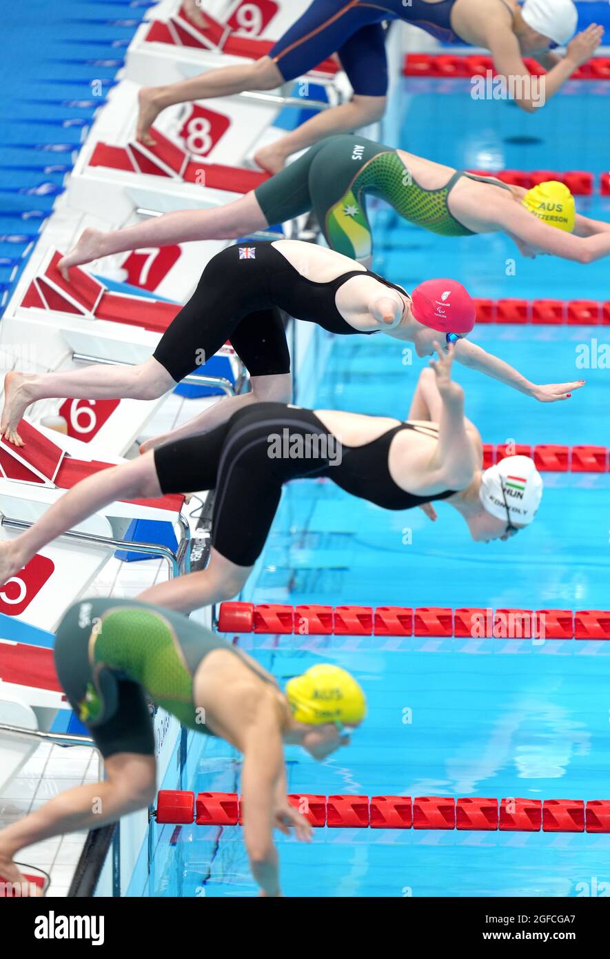 Great Britain's Toni Shaw (centre) at the start of the Women's 400m Freestyle - S9 Final at the Tokyo Aquatics Centre on day one of the Tokyo 2020 Paralympic Games in Japan. Picture date: Wednesday August 25, 2021. Stock Photo
