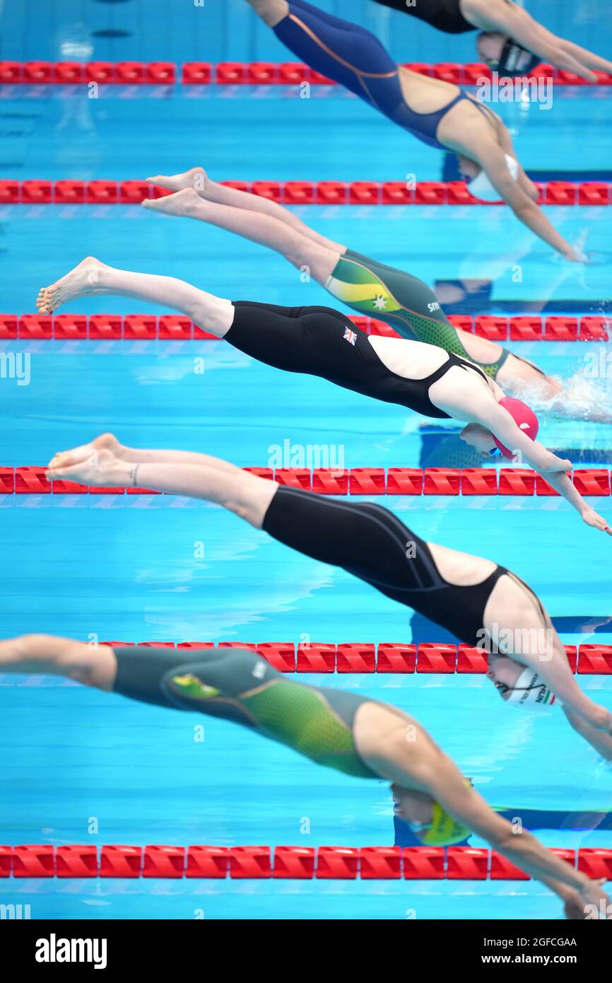 Great Britain's Toni Shaw (centre) at the start of the Women's 400m Freestyle - S9 Final at the Tokyo Aquatics Centre on day one of the Tokyo 2020 Paralympic Games in Japan. Picture date: Wednesday August 25, 2021. Stock Photo
