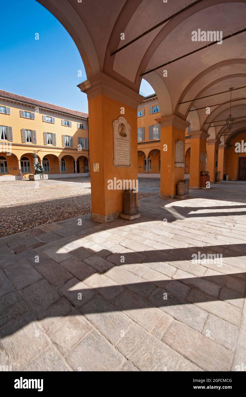 Italy, Lombardy, Pavia, Courtyard of the University of Pavia and the  Monument to Anticihi Maestri della Scuola Pavese by Luigi Supino Stock  Photo - Alamy