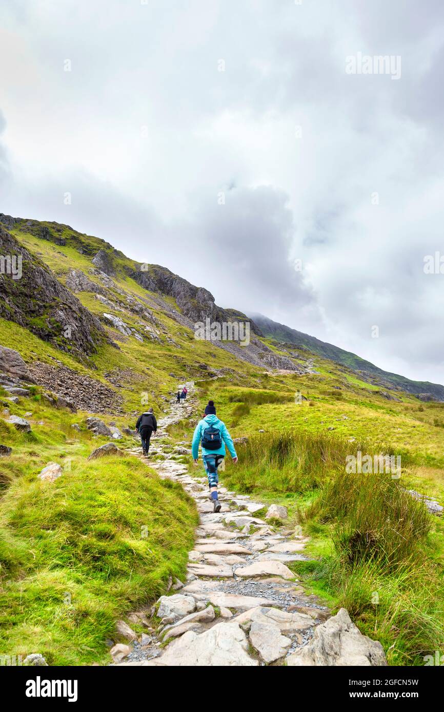 Hiking in snowdonia hires stock photography and images Alamy