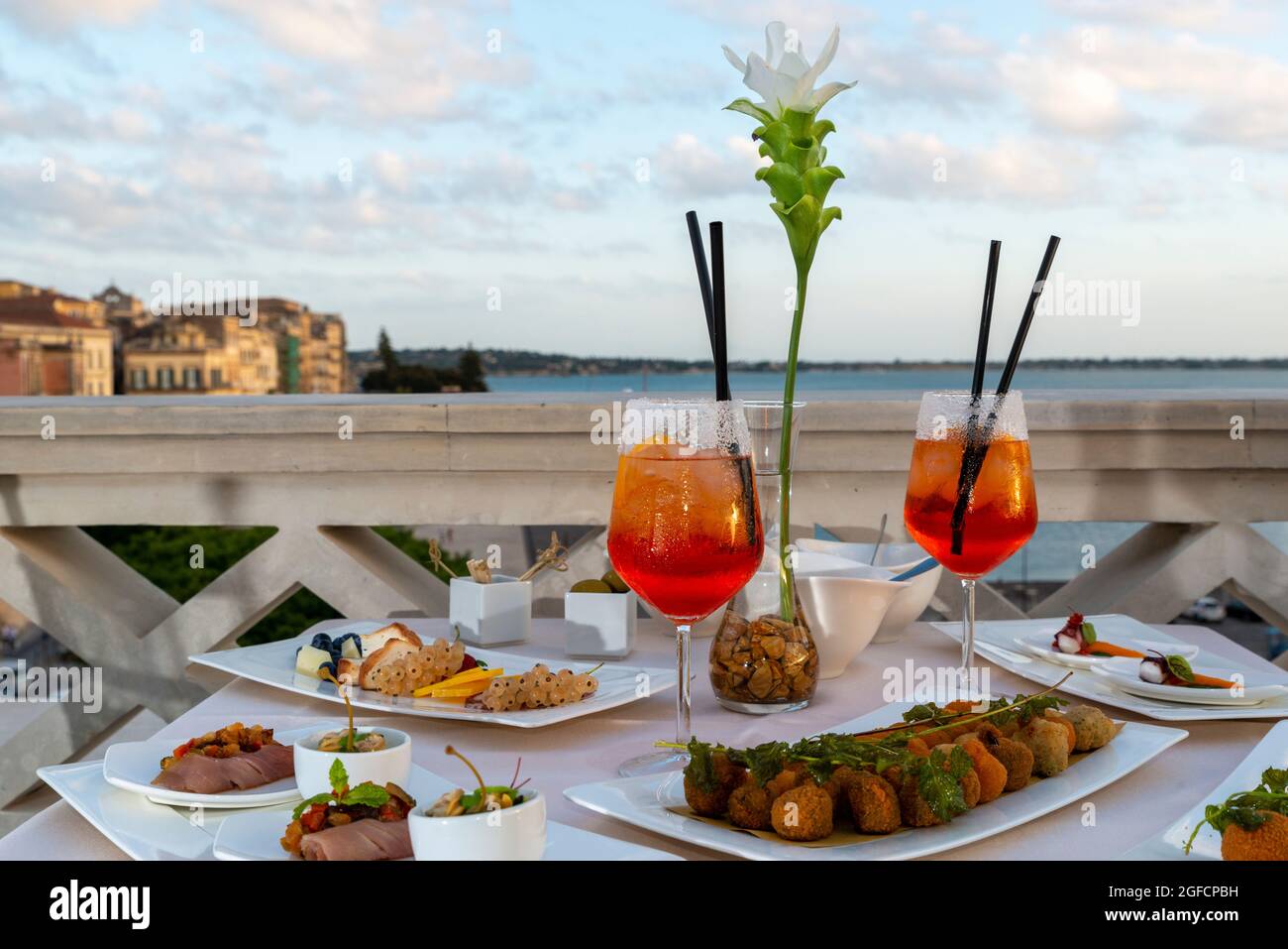 cocktail time, aperitivo, happy hour, porto di siracusa Stock Photo Alamy