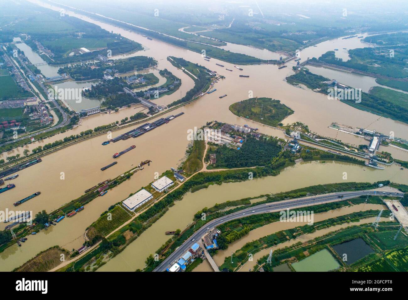 August 25, 2021, Huai'an, Huai'an, China: On August 24, 2021, a large number of fleets and ships traveling to and from Yangzhou at the water interchange section of the Beijing-Hangzhou Grand Canal in Huai'an City, Jiangsu Province sailed on the water. Since August 22, many places in Jiangsu have issued announcements that the epidemic control area will be unblocked and normal production and living order will be restored in an orderly manner. (Credit Image: © SIPA Asia via ZUMA Press Wire) Stock Photo