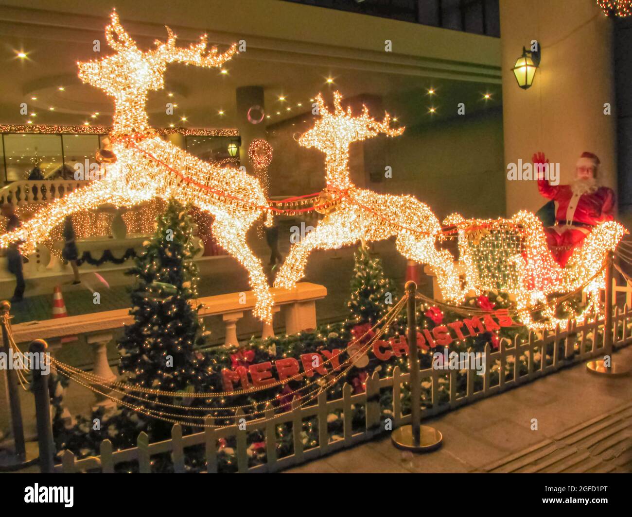 Santa claus sleigh city hi-res stock photography and images - Alamy