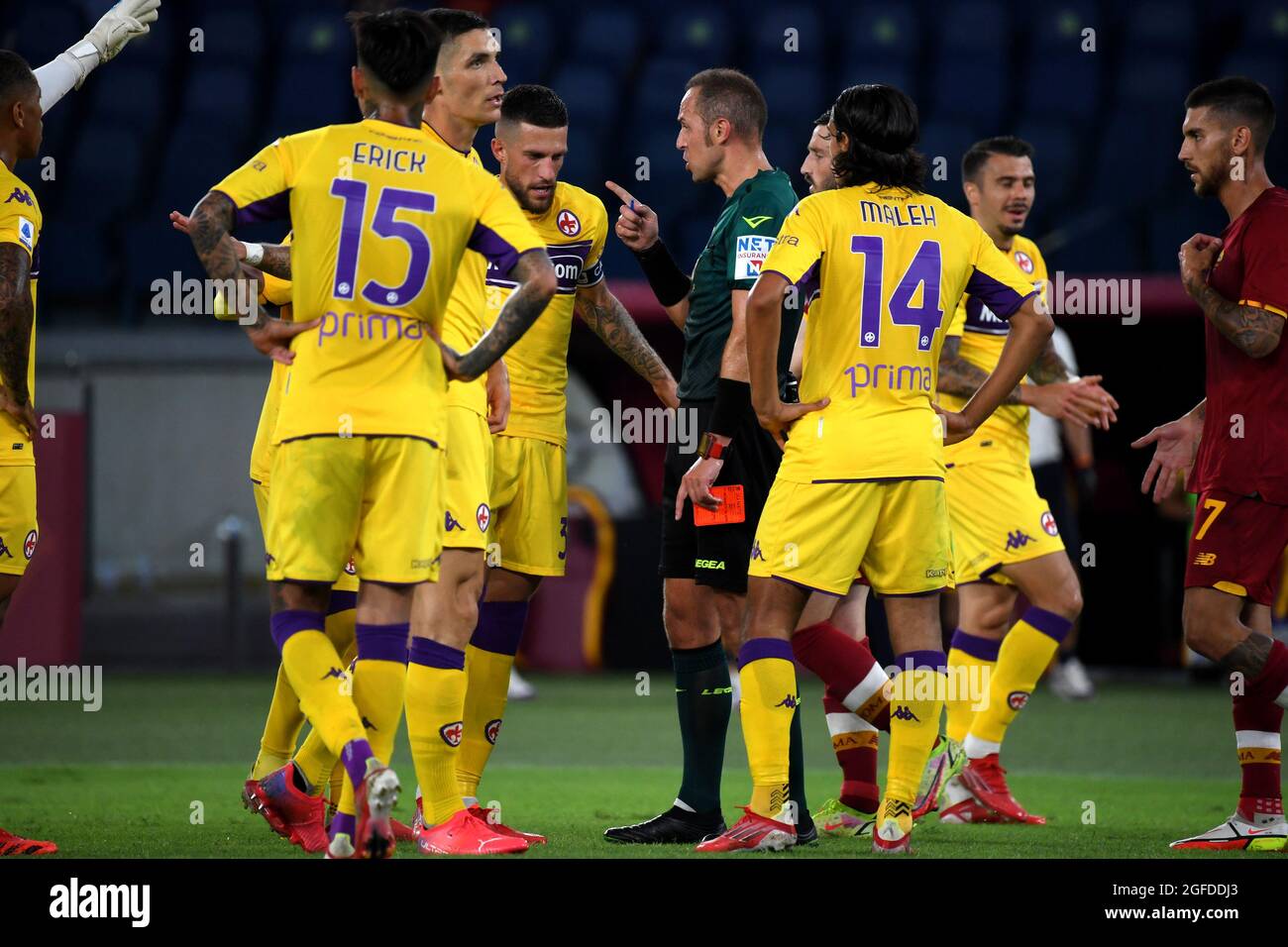 ROME, ITALY - AUGUST 22: Referee Luca Pairetto argues with the players ACF Fiorentina after Bartlomiej Dragowski of ACF Fiorentina leaves the pitch after being sent off for a Red card ,during the Serie A match between AS Roma v ACF Fiorentina at Stadio Olimpico on August 22, 2021 in Rome, Italy. (MB Media) Stock Photo