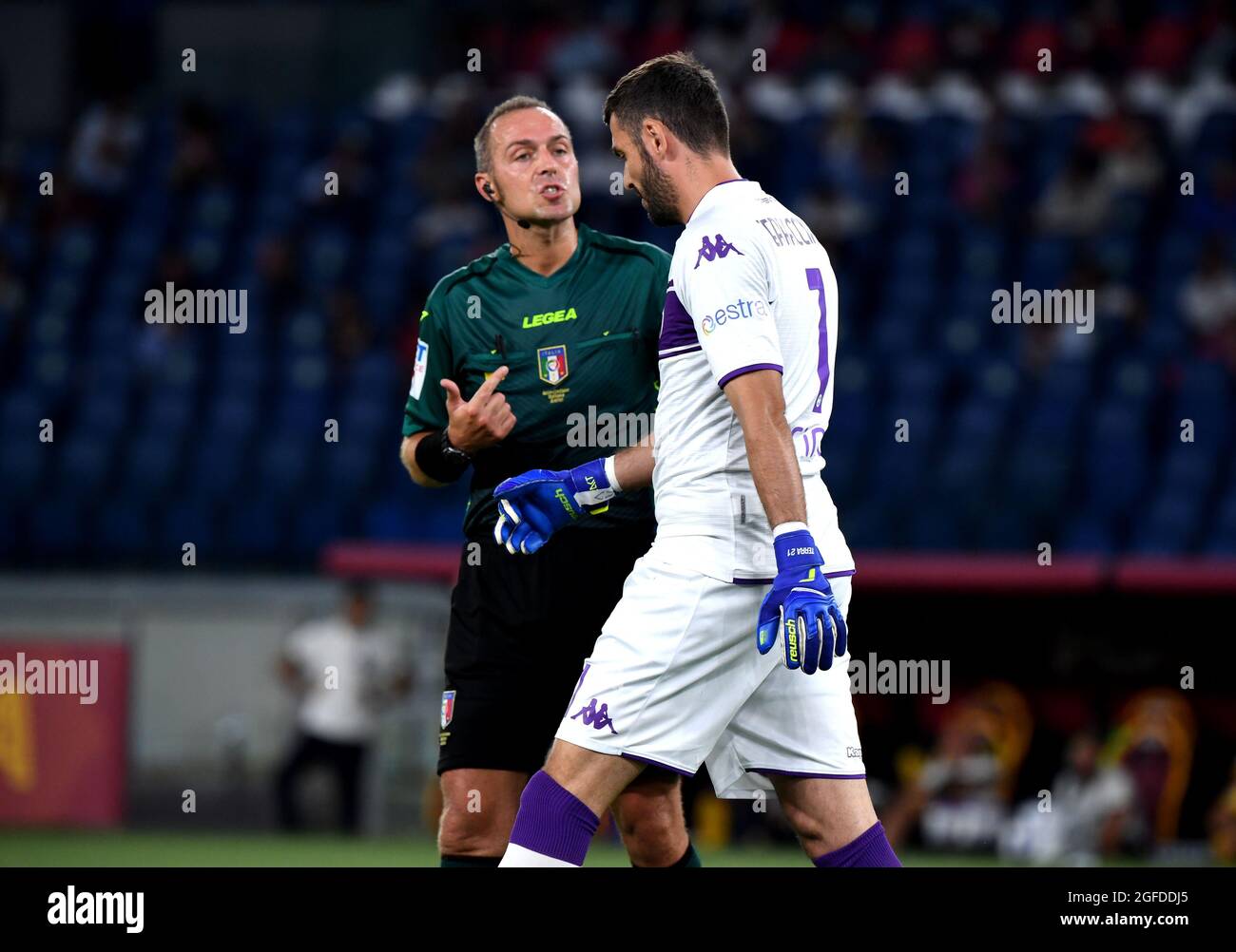 ROME, ITALY - AUGUST 22: Referee Luca Pairetto argues with Pietro Terracciano of ACF Fiorentina after Bartlomiej Dragowski of ACF Fiorentina leaves the pitch after being sent off for a Red card ,during the Serie A match between AS Roma v ACF Fiorentina at Stadio Olimpico on August 22, 2021 in Rome, Italy. (MB Media) Stock Photo