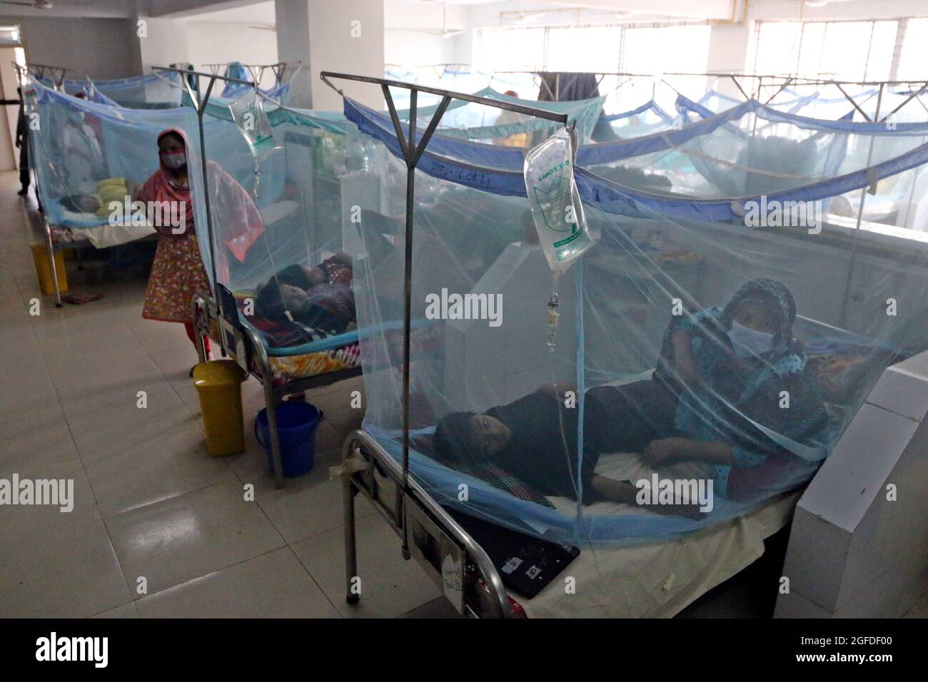 Dhaka, Bangladesh, August 25, 2021: A patient infected with Dengue fever, is treated in a special area for patents with dengue disease transmitted by mosquito-borne at local hospital. The number of dengue patients continues to rise in Dhaka and elsewhere in Bangladesh,  more that 258 patients were Hospitalized with the mosquito-borne disease in the last 24 hours according to the Health Services Division.Credit: Habibur Rahman / Eyepix Group/Alamy Live News Stock Photo