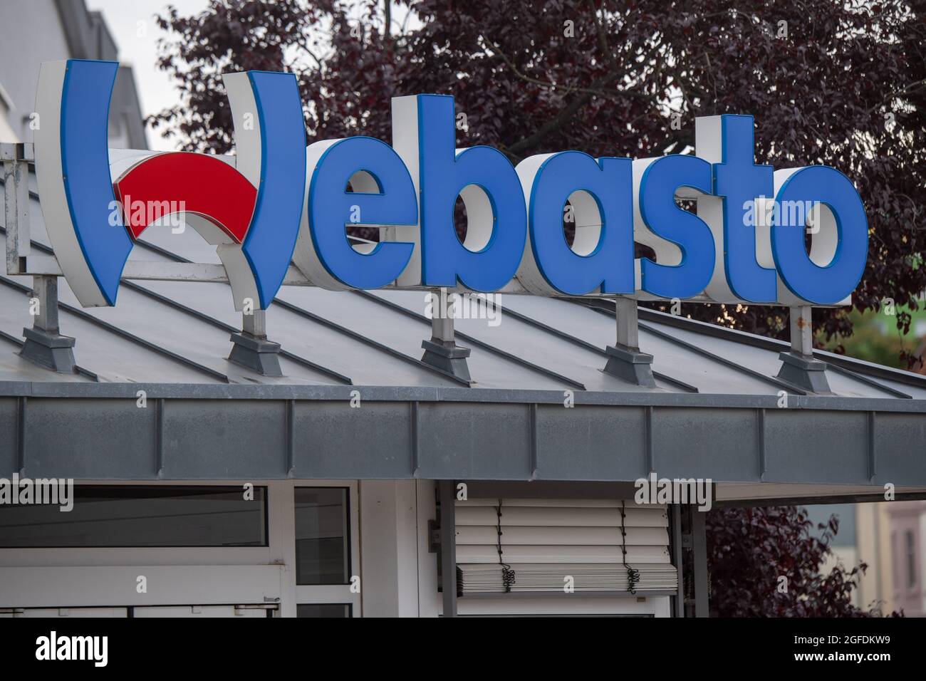 25 August 2021, Mecklenburg-Western Pomerania, Neubrandenburg: The Webasto  Thermo & Comfort SE company logo hangs at the entrance to Webasto  Thermosysteme Neubrandenburg. On the same day, the industry day of the MV