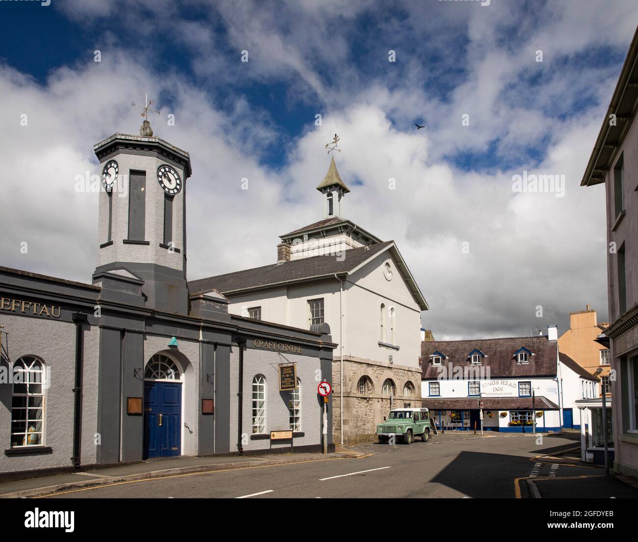 UK, Wales, Carmarthenshire, Llandovery, Stone Street, Crafts Centre, Town Hall and Kings Head Inn, home of Black Ox Bank Stock Photo