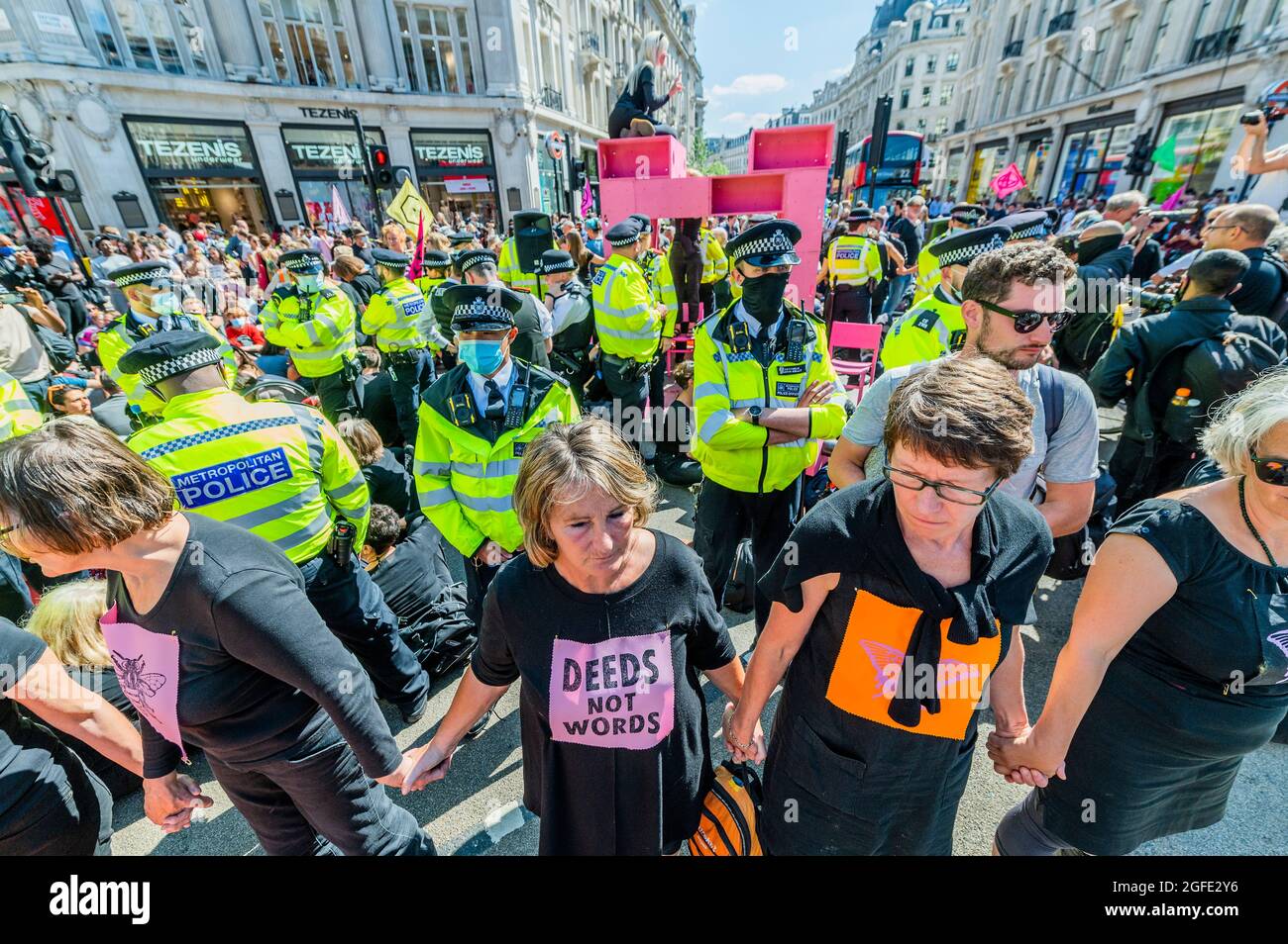 London, UK. 25th Aug, 2021. The police move in aggressively as Rebels occupy Oxford Circus and quickly build a pink structure to block the junction - Extinction Rebellion continues two weeks of protest, under the Impossible Rebellion name, in London. Credit: Guy Bell/Alamy Live News Stock Photo