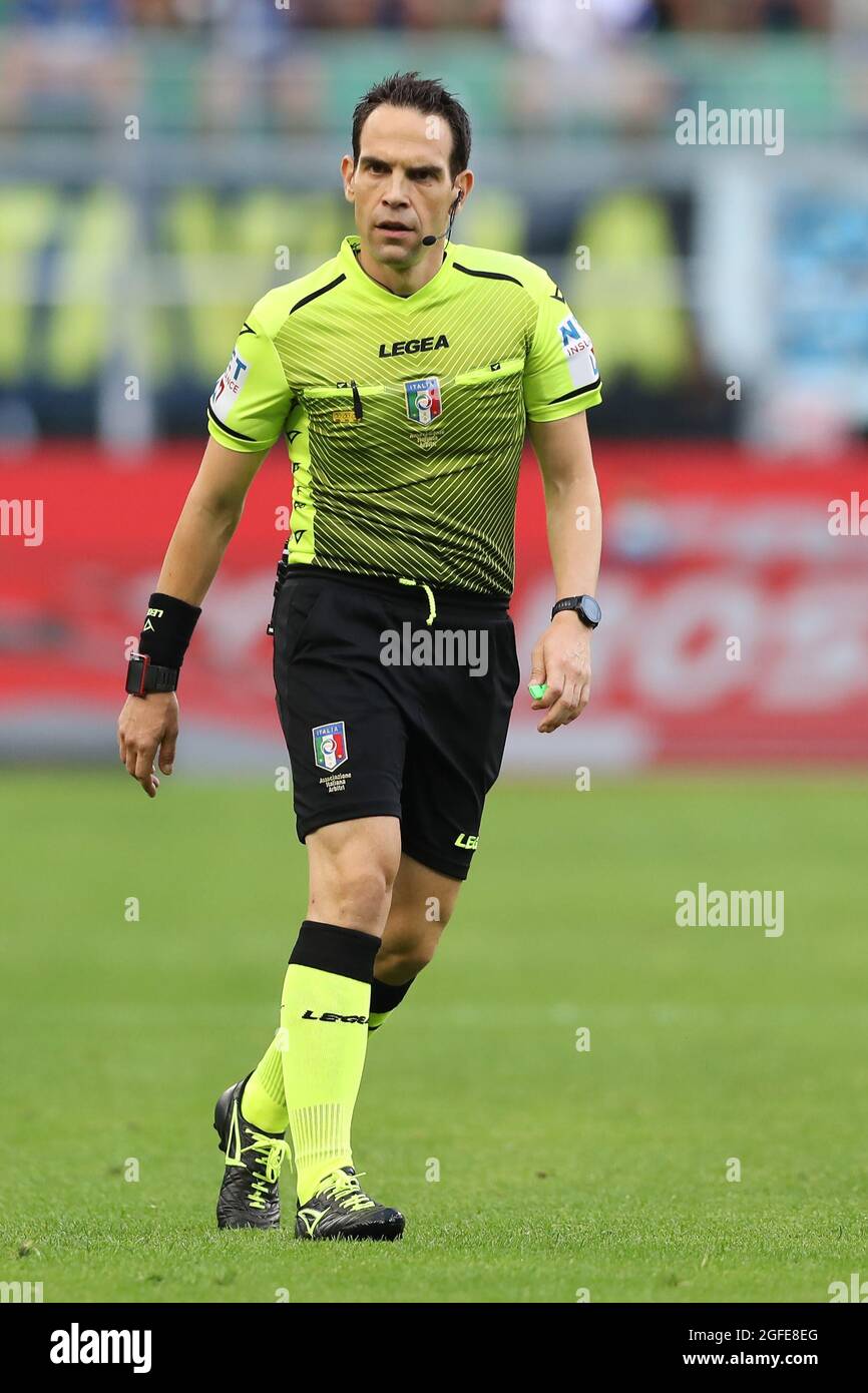 Referee Nicolo Marini speaks with AC Milan players during the News Photo  - Getty Images