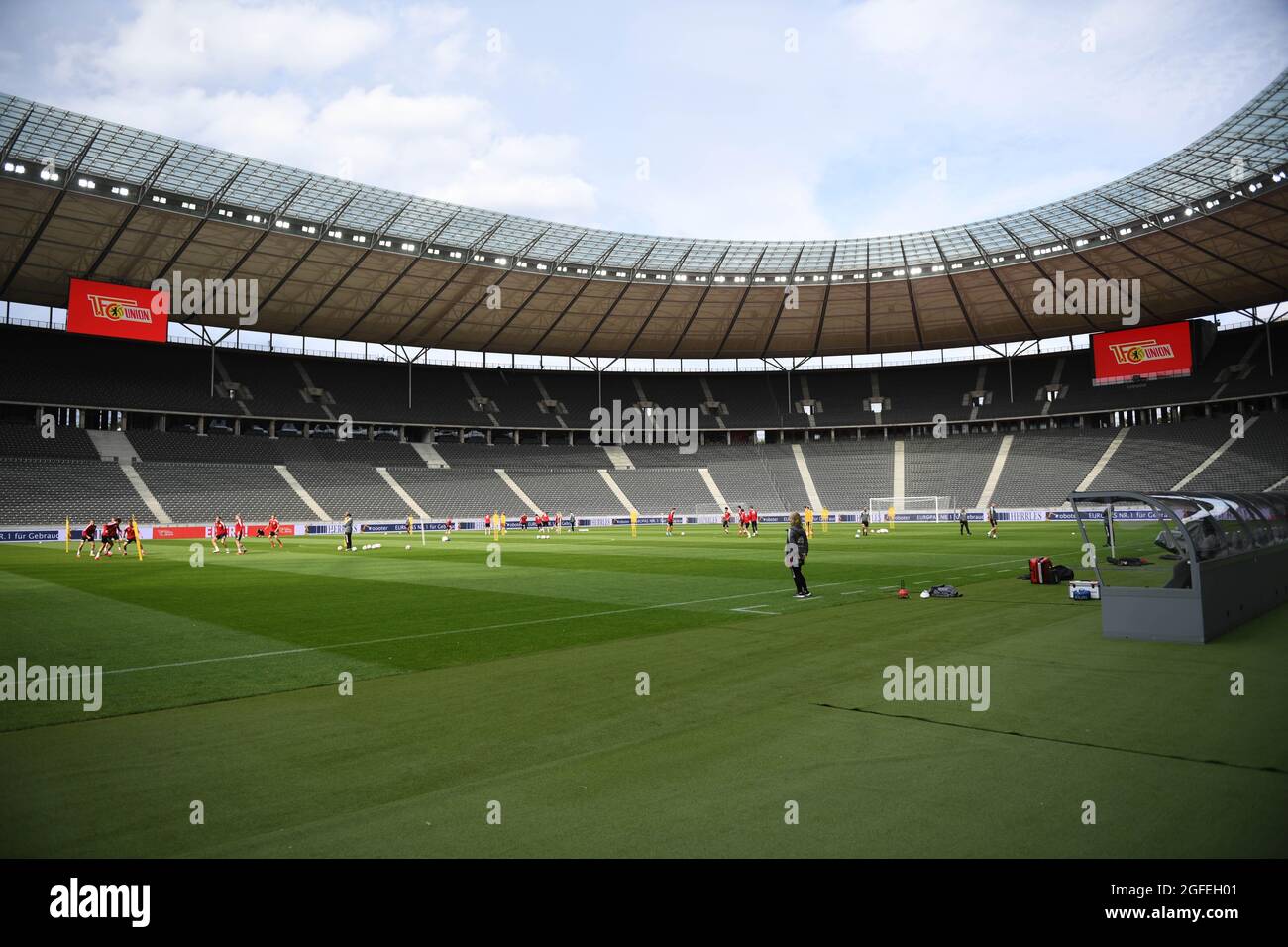 Berlin, Germany. 25th Aug, 2021. Football, Europa Conference League play-offs (second leg), 1. FC Union Berlin - Kuopio PS, final training Union Berlin at Olympiastadion. Union's club crest can be seen on the scoreboard while the players are training. Credit: Matthias Koch/dpa/Alamy Live News Stock Photo