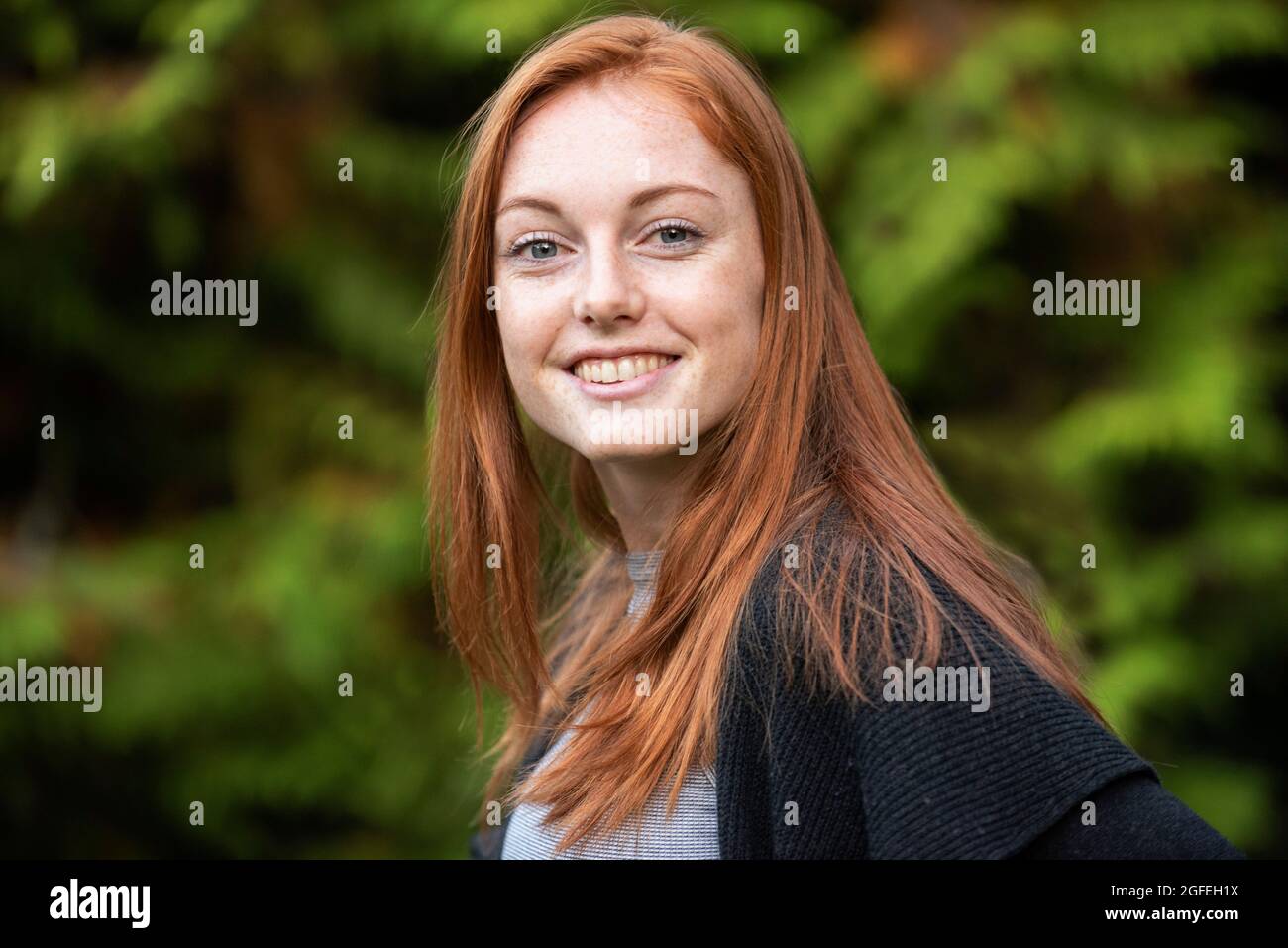 Woman smiling park eyes to camera hi-res stock photography and images ...