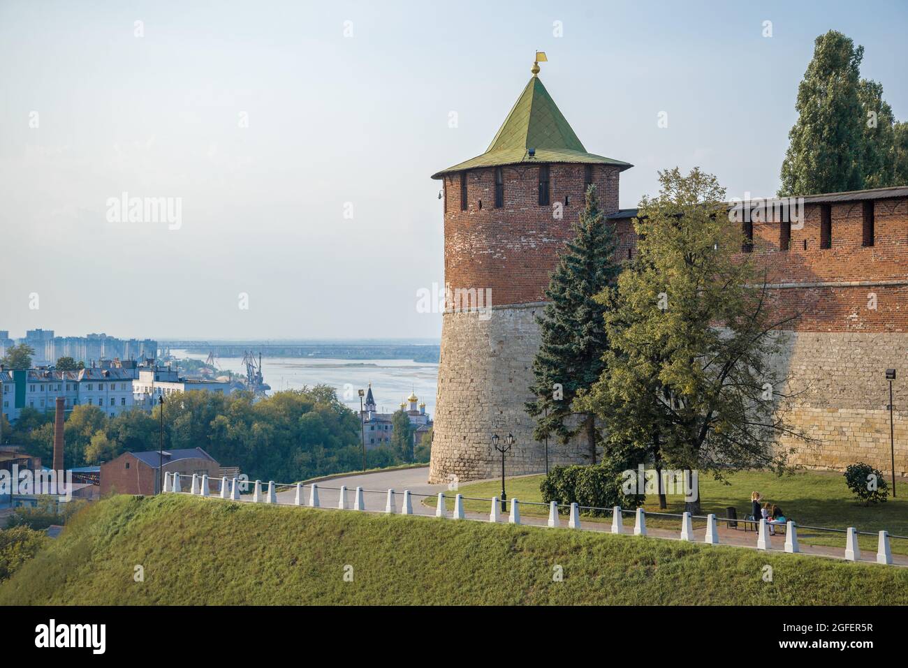 Koromyslova tower of the Nizhny Novgorod Kremlin against the backdrop of the cityscape on a August morning. Nizhny Novgorod, Russia Stock Photo