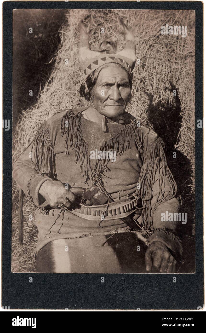 Geronimo (b.1829 - d.1909) – Evocative Cabinet Card, photo by William E. Irwin. Chiricahua Apache, prisoner of war at Fort Sill, Oklahoma. C 1890. Stock Photo