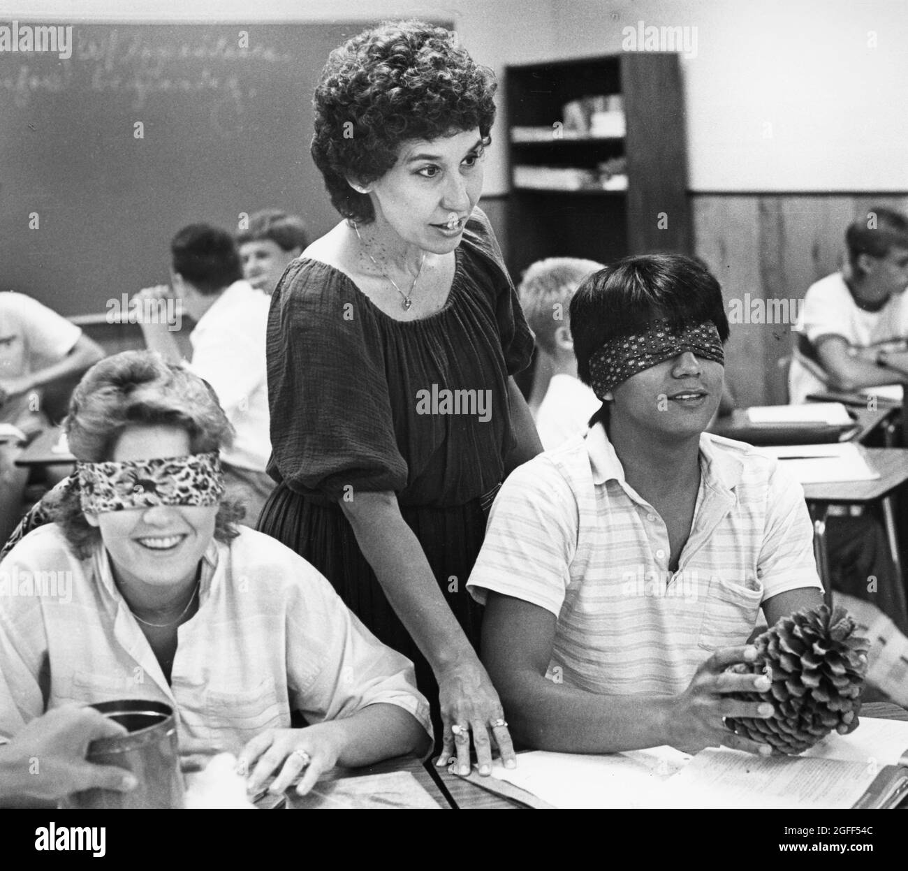 Round Rock Texas USA, 1991: High school English teacher uses sensory perception technique to teach writing skills, File EV3-0357  ©Bob Daemmrich Stock Photo