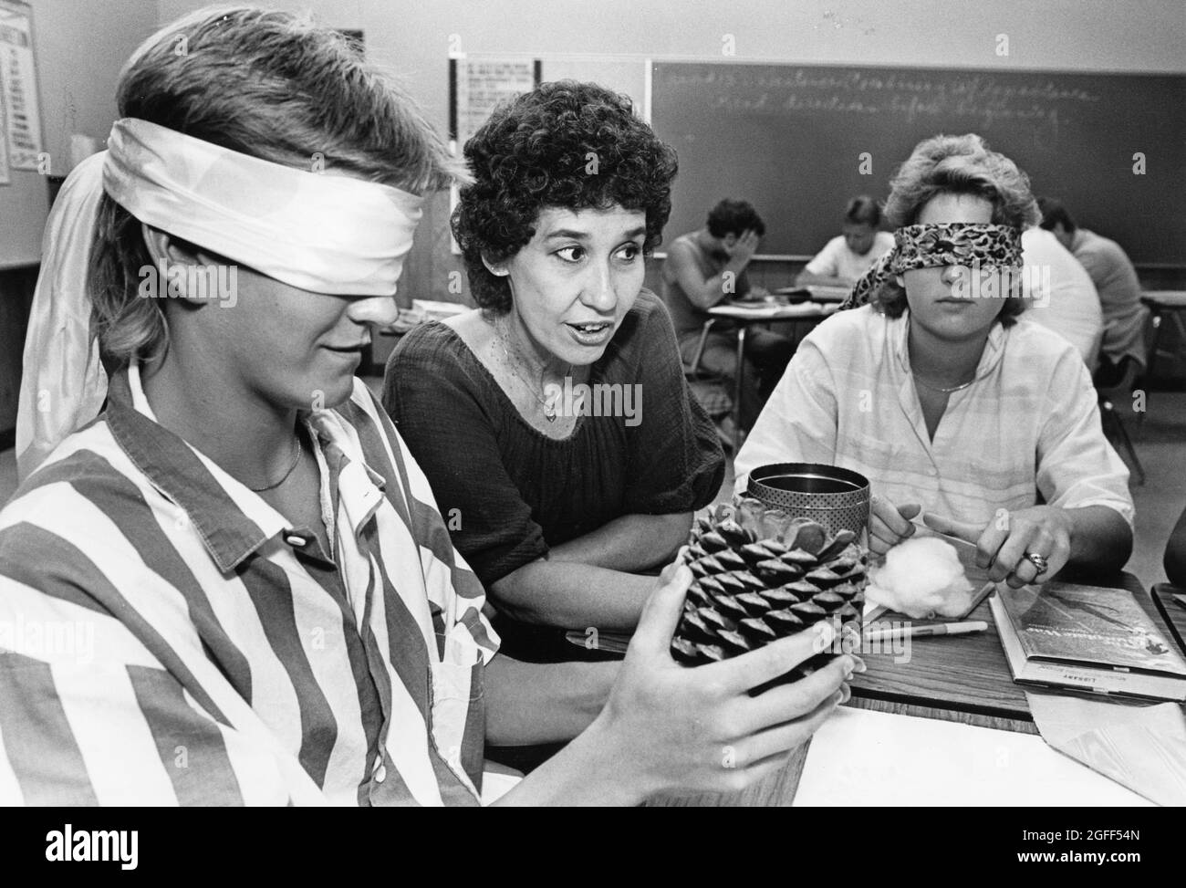 Round Rock Texas USA, 1991: High school English teacher uses sensory perception technique to teach writing skills, File EV3-0357  ©Bob Daemmrich Stock Photo