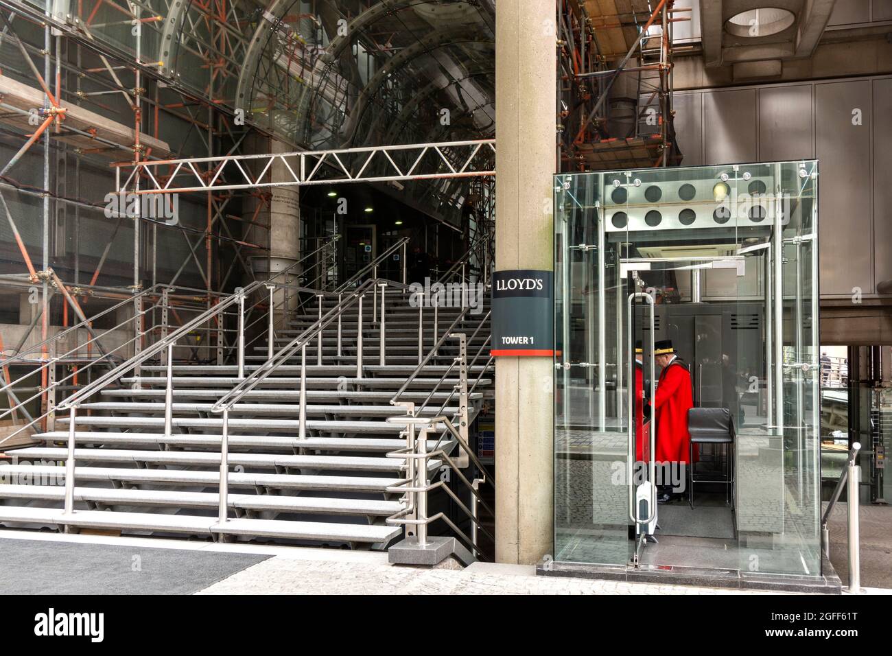 LONDON CITY LIME STREET DOORMAN IN RED COAT AT ENTRANCE TO LLOYDS BUILDING TOWER 1 Stock Photo