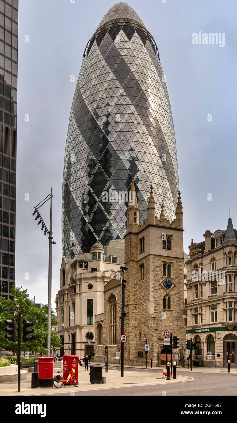 LONDON CITY ST MARY AXE VIEW OF ST ANDREW UNDERSHAFT THE CHURCH AND THE GHERKIN SKYSCRAPER Stock Photo
