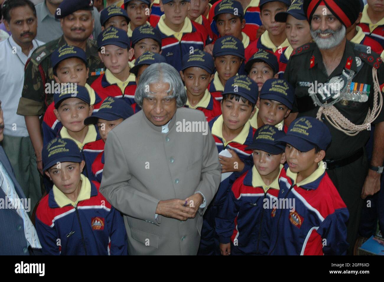 President A.P.J Kalam with School Children From Kashmir during a state reception in Mughal Gardens of Rashtrapati Bhawan in New Delhi for Independence Stock Photo