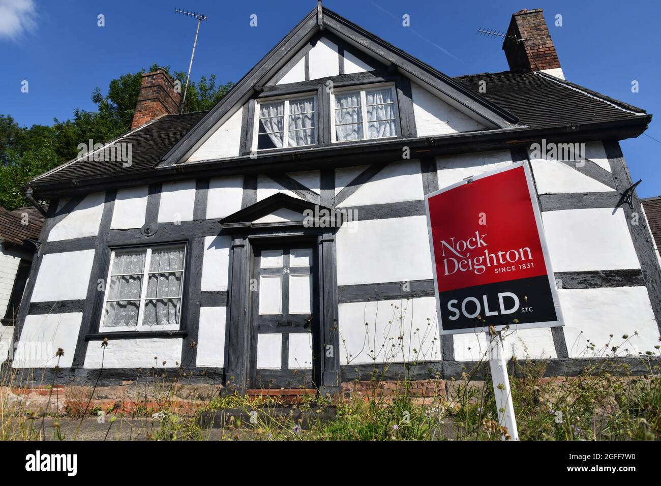 Old house sale sign hires stock photography and images Alamy