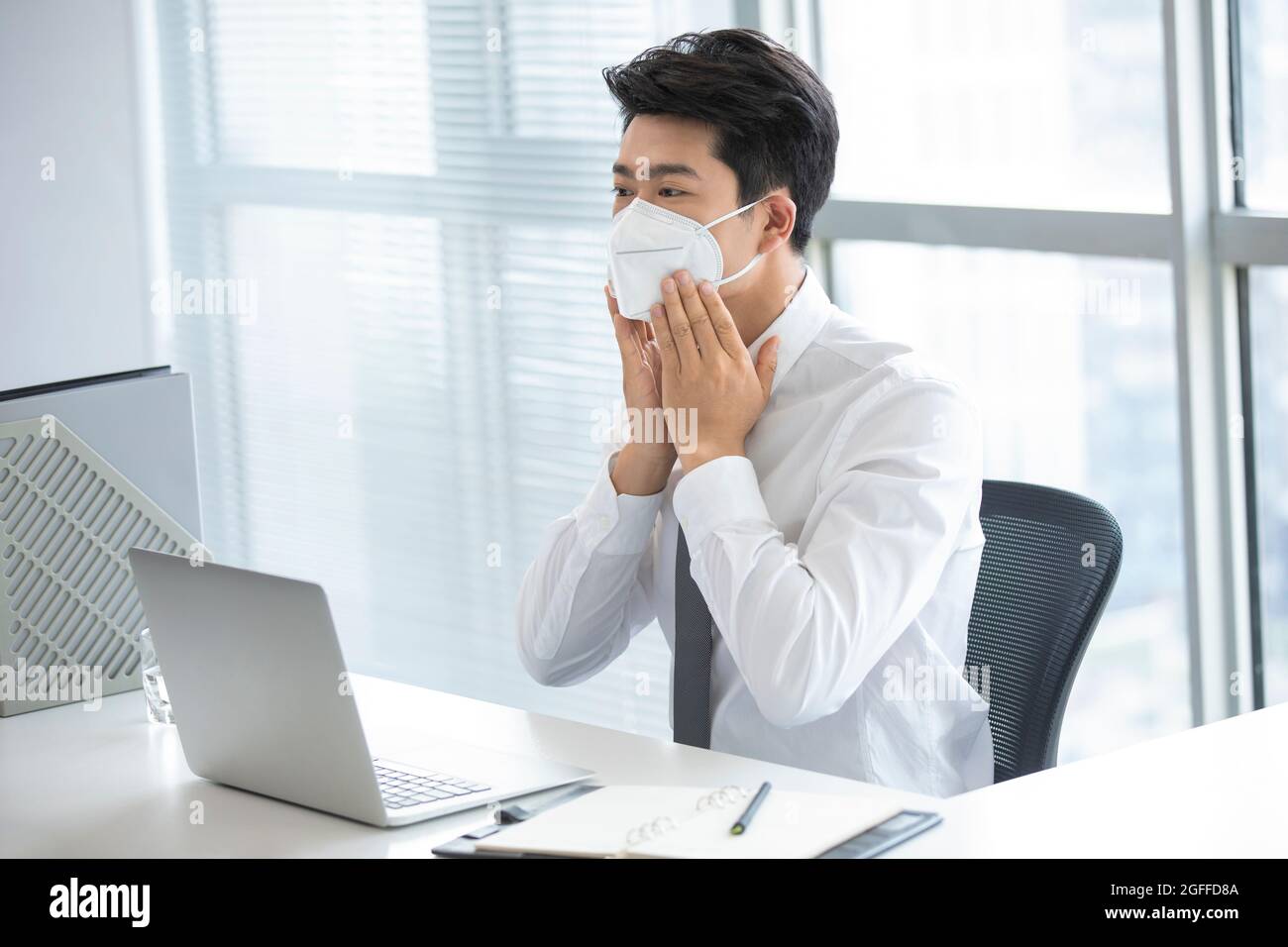Wearing n95 mask hi-res stock photography and images - Alamy