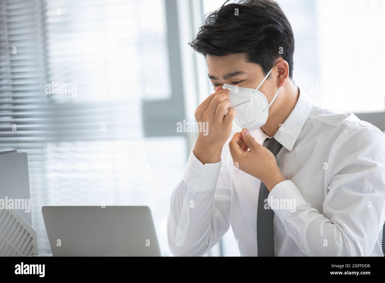 Wearing n95 mask hi-res stock photography and images - Alamy
